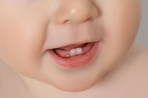 เราควรเริ่มแปรงฟันให้ลูกได้เมื่อไร และการดูแลฟันอย่างถูกต้อง
